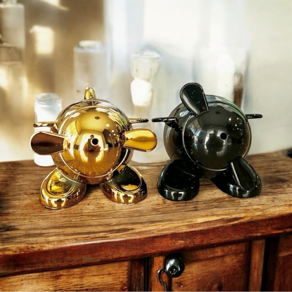 Virgin Atlantic Airlines Salt & Pepper Cute Airplane shakers Collectible Set New - Picture 6 of 10